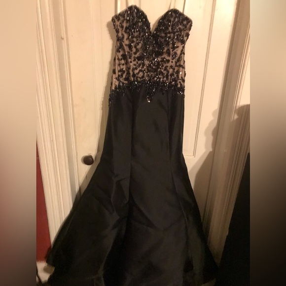 Preowned strapless beige/ sblk prom- formal dress size( 8 - Picture 14 of 16